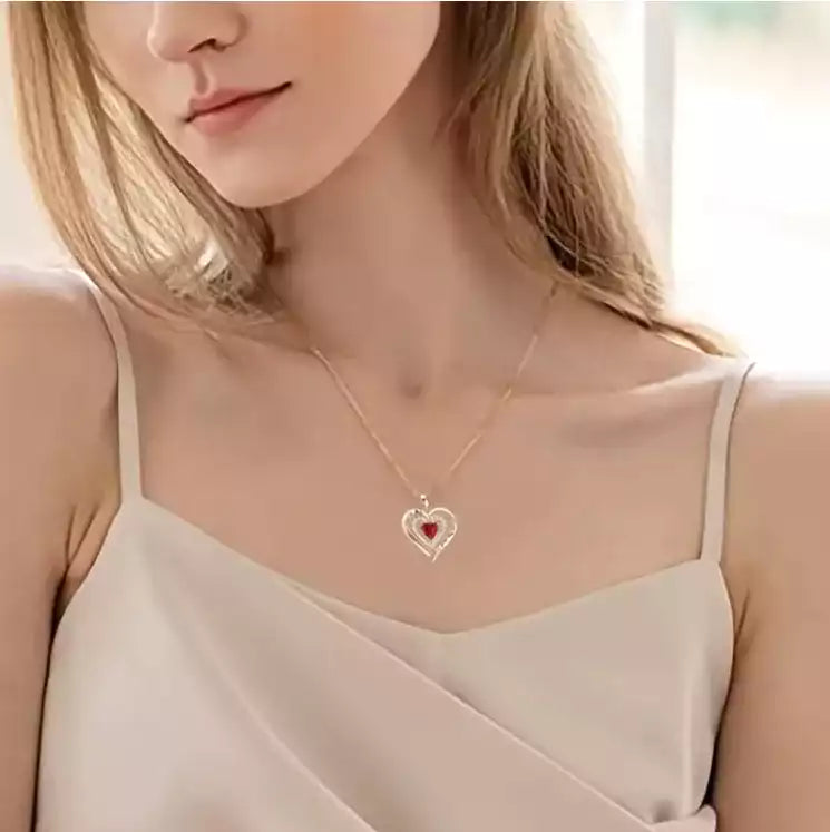 Vue rapprochée du coffret avec rose préservée et bijou scintillant