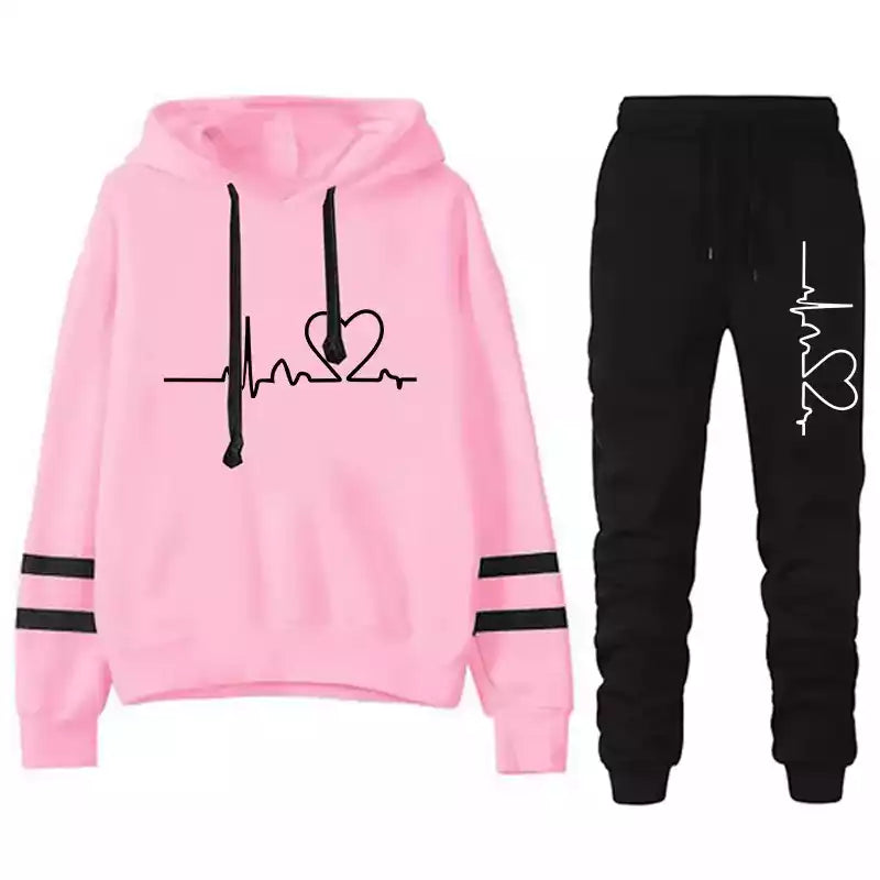 Ensemble de jogging pour femme en noir avec sweat à capuche et pantalon ajusté