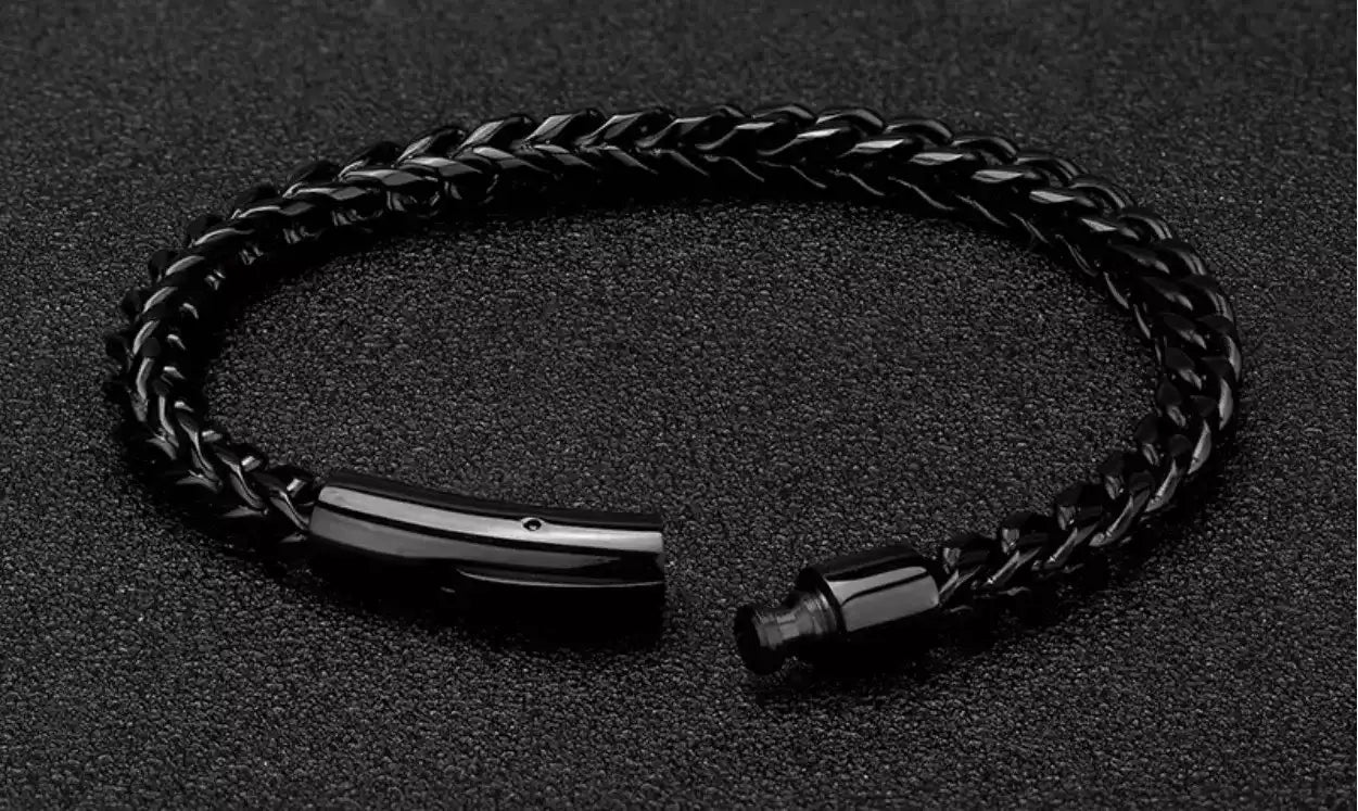 Homme au style streetwear portant un bracelet noir