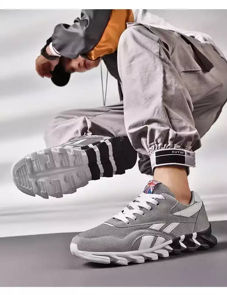 Sneakers Dynamiq portées avec une tenue décontractée.