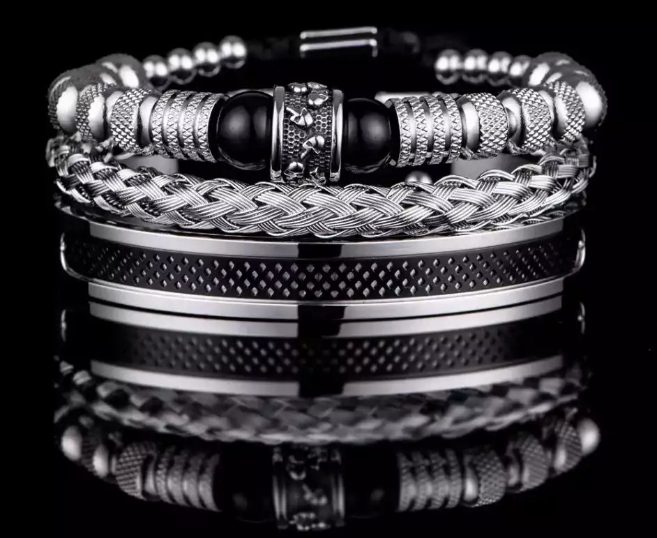 Bijou élégant pour homme : bracelet ajustable en pierres naturelles noires et finitions argentées.