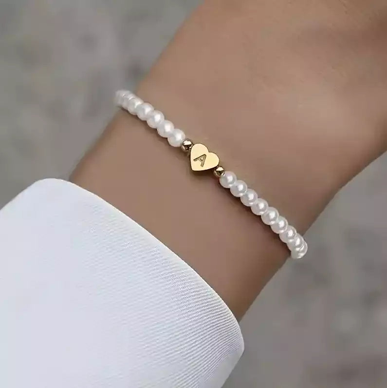 Accessoire de mode féminin, bracelet minimaliste et ajustable.