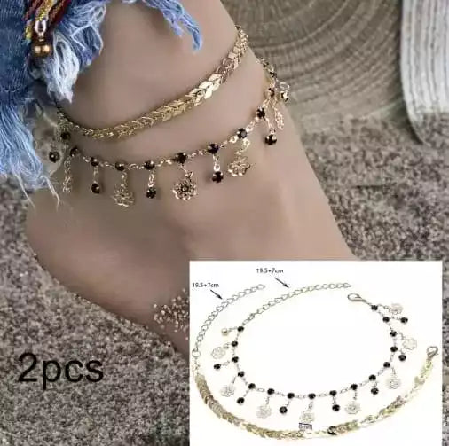 Bracelet de cheville doré avec perles brillantes pour un style estival élégant.