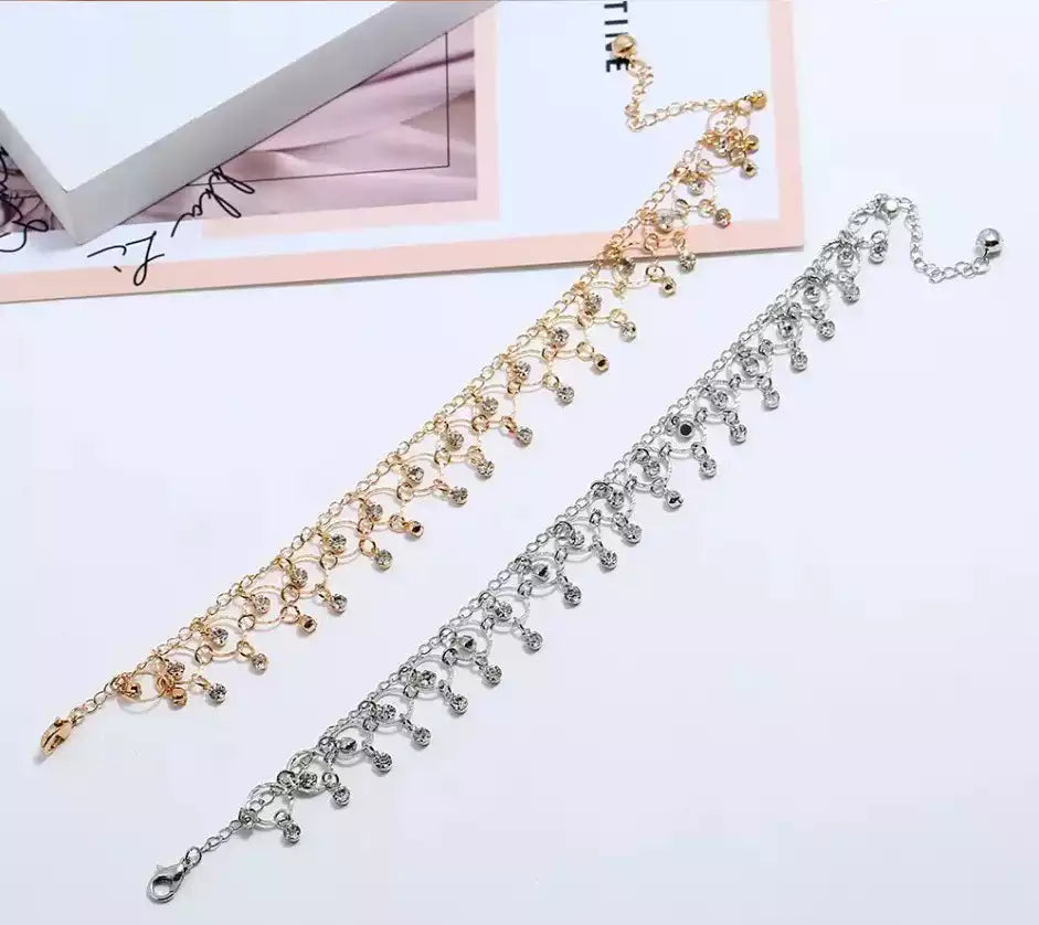 Bracelet minimaliste en argent ou en or, parfait pour un look chic et décontracté.