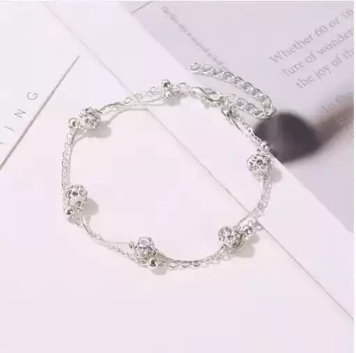 Bracelet minimaliste en argent ou en or, parfait pour un look chic et décontracté.