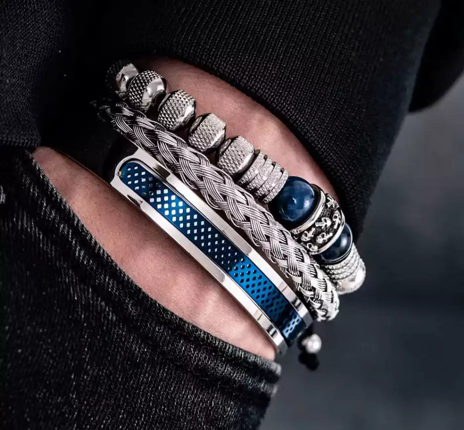 Un bracelet en perles noires et acier pour homme, conçu pour refléter charisme et élégance.