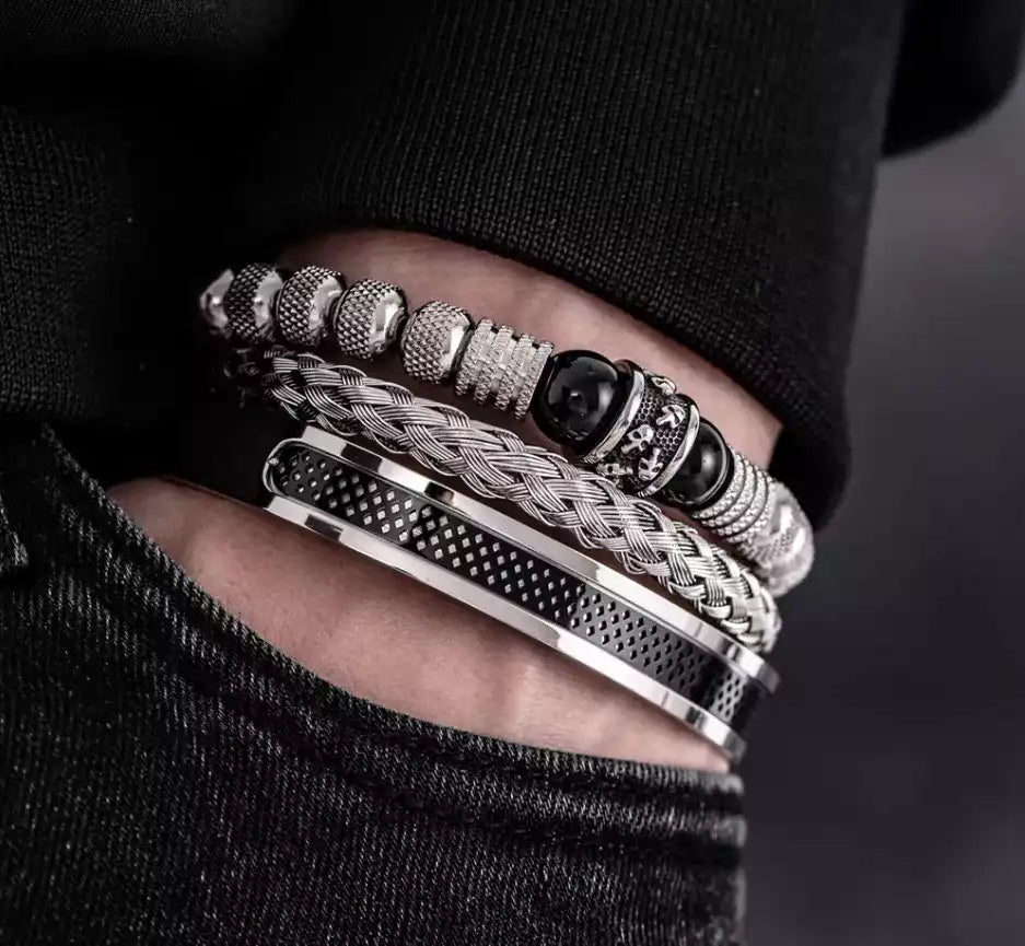 Accessoire mode homme : bracelet chic avec perles noires et détails argentés pour un style raffiné.