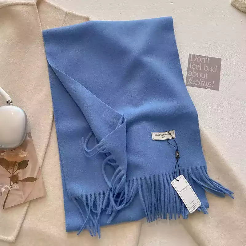 Écharpe bleu roi en laine et cachemire, idéale pour un style affirmé.