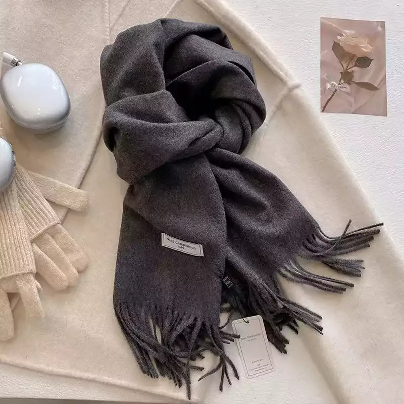 Écharpe en laine et cachemire gris, accessoire tendance et chaud.