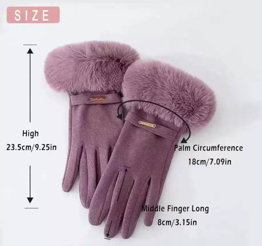 Femme élégante portant des gants en daim velours en hiver