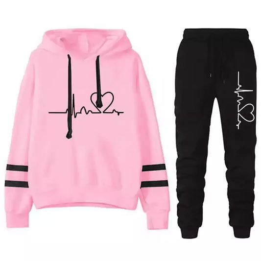 Ensemble de jogging pour femme en noir avec sweat à capuche et pantalon ajusté