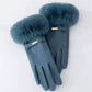 Détail de la fourrure synthétique moelleuse des gants d'hiver