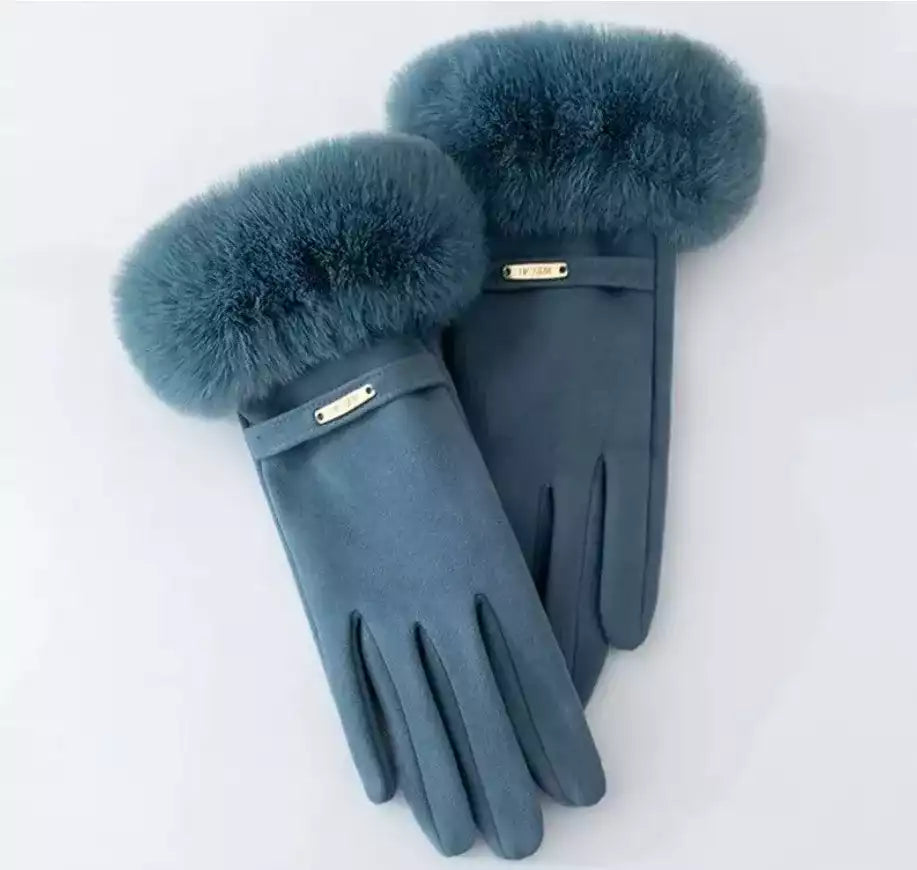 Détail de la fourrure synthétique moelleuse des gants d'hiver